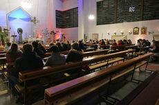 Firmvorbereitung mit Tauferinnerungsgottesdienst in St. Maria, Wolfhagen (Foto: Karl-Franz Thiede)